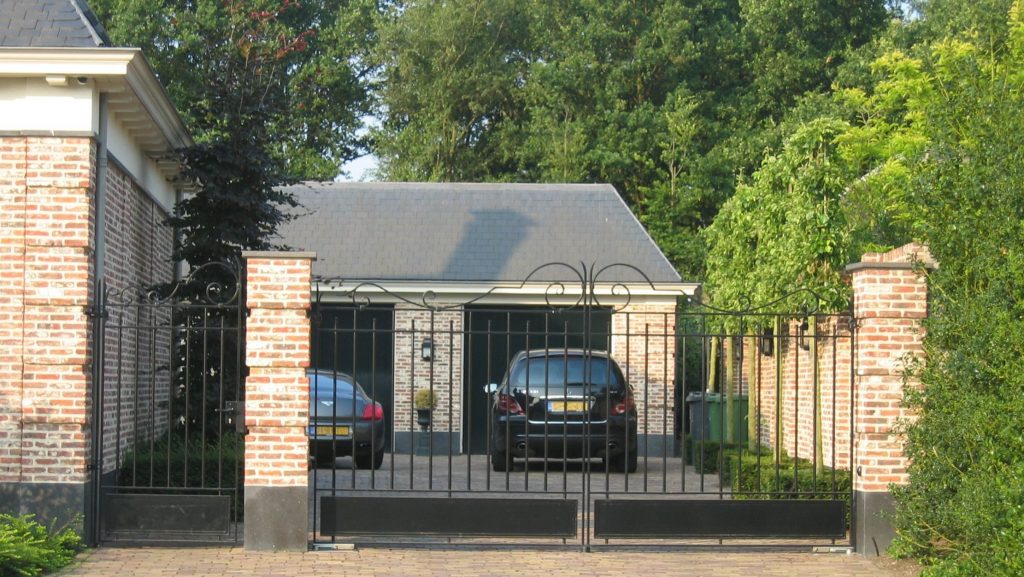 bijgebouw smeedwerk poort garage