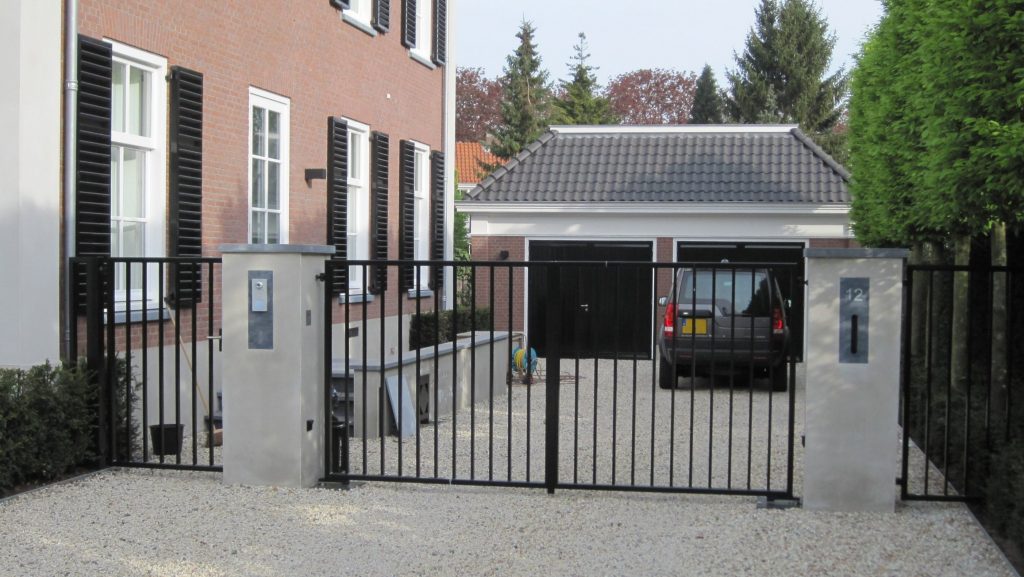 bijgebouw landrover stalen poort