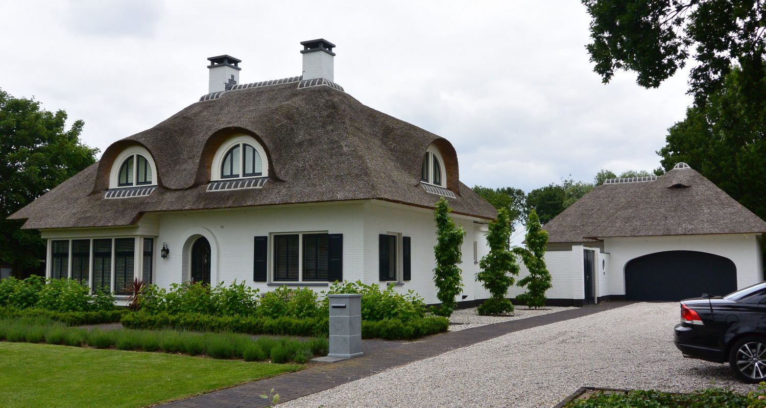 rietgedekte villa bijgebouw