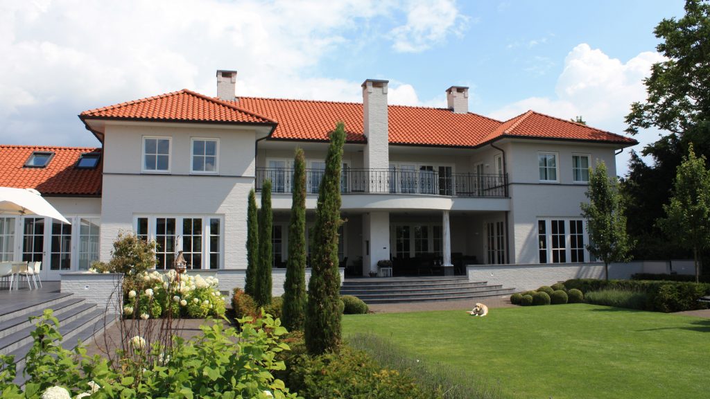 witte villa met rode pannen