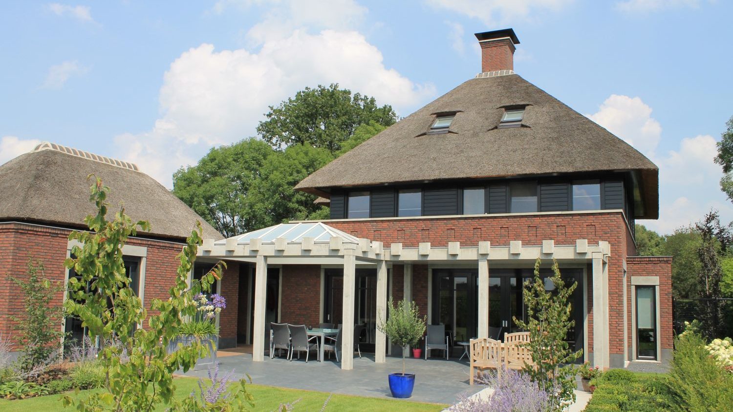 eigentijds rietgedekte villa